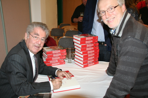 Dr. Heinz Fischer beim Signieren seines Buches